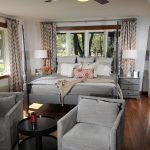 السرير بالقرب من النافذة وقراءة الكراسي في غرفة النوم الصغيرة