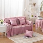 أريكة صغيرة مع أغطية ووسائد مصنوعة يدوياً