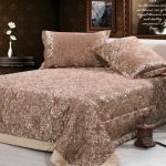 غطاء ناعم مع نقش منقوش بلون بني فاتح