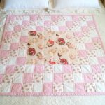 غطاء لطيف على السرير للطفل