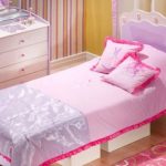 غطاء لطيف على سرير في غرفة نوم الأميرة