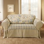 غطاء بيج ناعم على الأريكة قم بذلك بنفسك