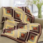 منقوشة على أريكة من غزل متعدد الألوان