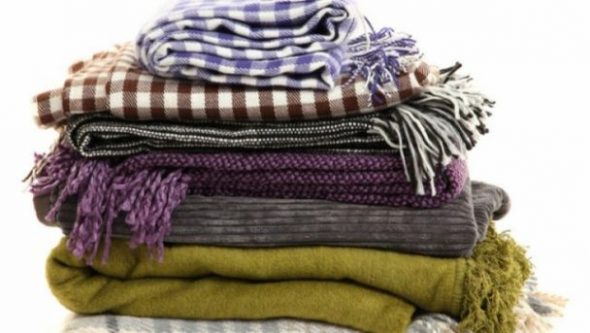 بطانيات مصنوعة من مواد مختلفة