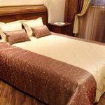 المفرش والستائر من نفس المواد بأيديهم