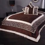 المفرش باللون البيج والبني