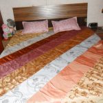 مع تغطية نمط قطري من العديد من الأقمشة