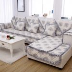 مع تغطية الكشكشة لطيف على أريكة الزاوية