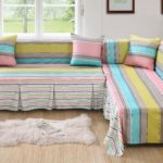 المفرش مخطط على أريكة الزاوية