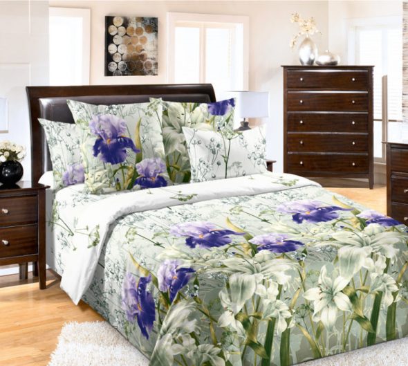 لطيفة على السرير لمسة