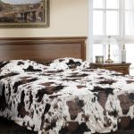 رصدت الفراء غطاء على السرير