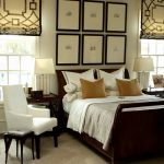 موقع السرير في غرفة النوم مع اثنين من النوافذ