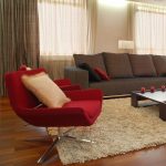 صوفا رمادية مع وسائد مربعة تفعل ذلك بنفسك