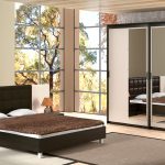 خزانة ملابس مع عناصر مرآة في داخل الحضانة