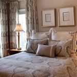 منسوجات غرفة النوم من نفس النمط واللون.