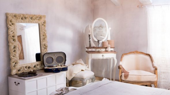 الجدول خلع الملابس مع مرآة