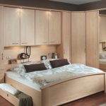 خزانة ملابس زاوية مع سرير مدمج لغرفة صغيرة