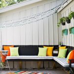 أريكة قابلة للطي في الهواء الطلق مع وسائد مشرقة