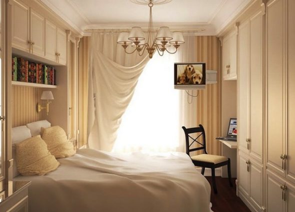 سرير في غرفة نوم ضيقة