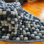 غطاء بونبون أبيض ورمادي كبير لسرير كبير أو أريكة