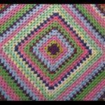 منقوشة مربع كبير مع نمط موحد من المواضيع بقايا