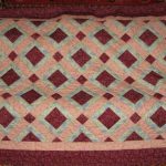 مارون المفرش مع الماس على الأريكة