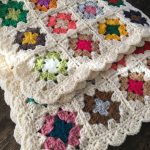 زخارف نباتية على قاعدة بيضاء - مزيج مثالي من الألوان منقوشة