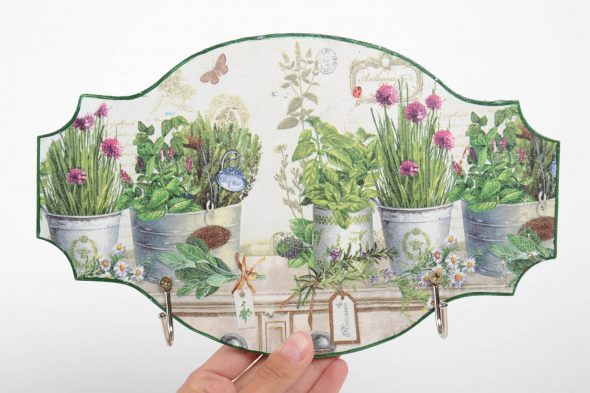 شماعات خشبية في المطبخ