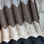 بطانية دافئة مثيرة للاهتمام في الألوان الداكنة.