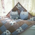 بطانية جميلة من الخرق والوسائد المصنوعة يدويا