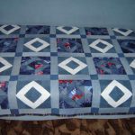 نمط متناظر جميل مع المعينات على غطاء الجينز