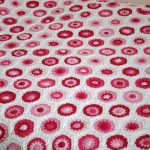 قرمزي، السداسي، ثوب قرنفلي اللون، على أبيض، الخلفية