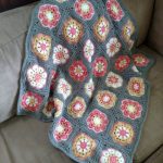 منقوشة رمادية صغيرة مع عناصر الأزهار