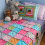 غطاء من المربعات الملونة مع الكشكشة في تقنية الترقيع