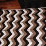 بطانية منقوشة مع متعرج بألوان القهوة