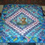 بطانية مع دمية دب في نغمات زرقاء