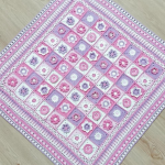 مربع الأصلي منقوشة مع زخارف نباتية