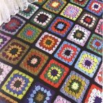 منقوشة بمربعات الجدة المحبوكة على خلفية سوداء