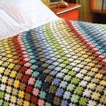 الكروشيه الكروشيه من مخلفات الغزل ، مع نمط قطري