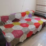 منقوشة على الأريكة مع الماس الملونة بأيديهم