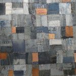 غطاء على السرير من شظايا الجينز القديمة