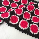 الزهور الوردية على خلفية سوداء منقوشة