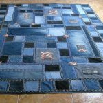 غطاء أنيق من مواد الخردة بأيديهم