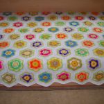 عناصر نباتية أنيقة على سجادة بيضاء محبوكة