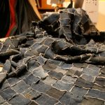 الغطاء الأزرق والأسود من بقع الدنيم الفردية