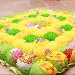 أشعة الشمس الساطعة في سرير الأطفال وألعاب الأطفال