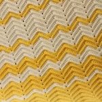 بطانية صفراء وبيضاء للطفل بأيديهم