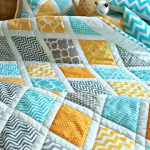 متعرج ، أمواج وسحب على مربعات لحاف الأطفال