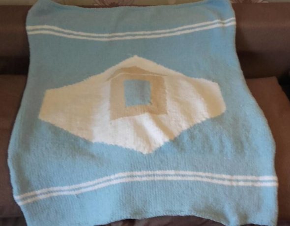 منقوشة مع منزل في الوسط