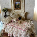 طقم مخرم على سرير الدمية